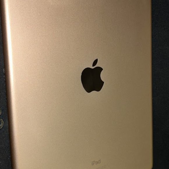 iPad 7th Generation 32GB - Rose Gold - Picture 3 of 9